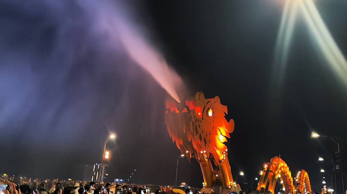 Cầu Rồng Đ&agrave; Nẵng: Kỷ niệm đ&aacute;ng nhớ dưới m&agrave;n phun lửa v&agrave; nước cuối tuần - Ảnh 2.
