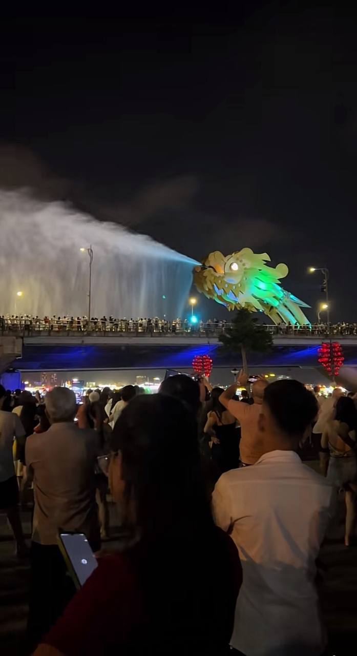 Cầu Rồng Đ&agrave; Nẵng: Kỷ niệm đ&aacute;ng nhớ dưới m&agrave;n phun lửa v&agrave; nước cuối tuần - Ảnh 10.