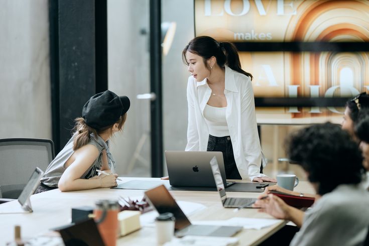 3 kiểu lời nói của người EQ thấp khiến đồng nghiệp muốn rời group chat - Ảnh 1. 3 kiểu lời nói của người EQ thấp khiến đồng nghiệp muốn rời group chat - Ảnh 1.