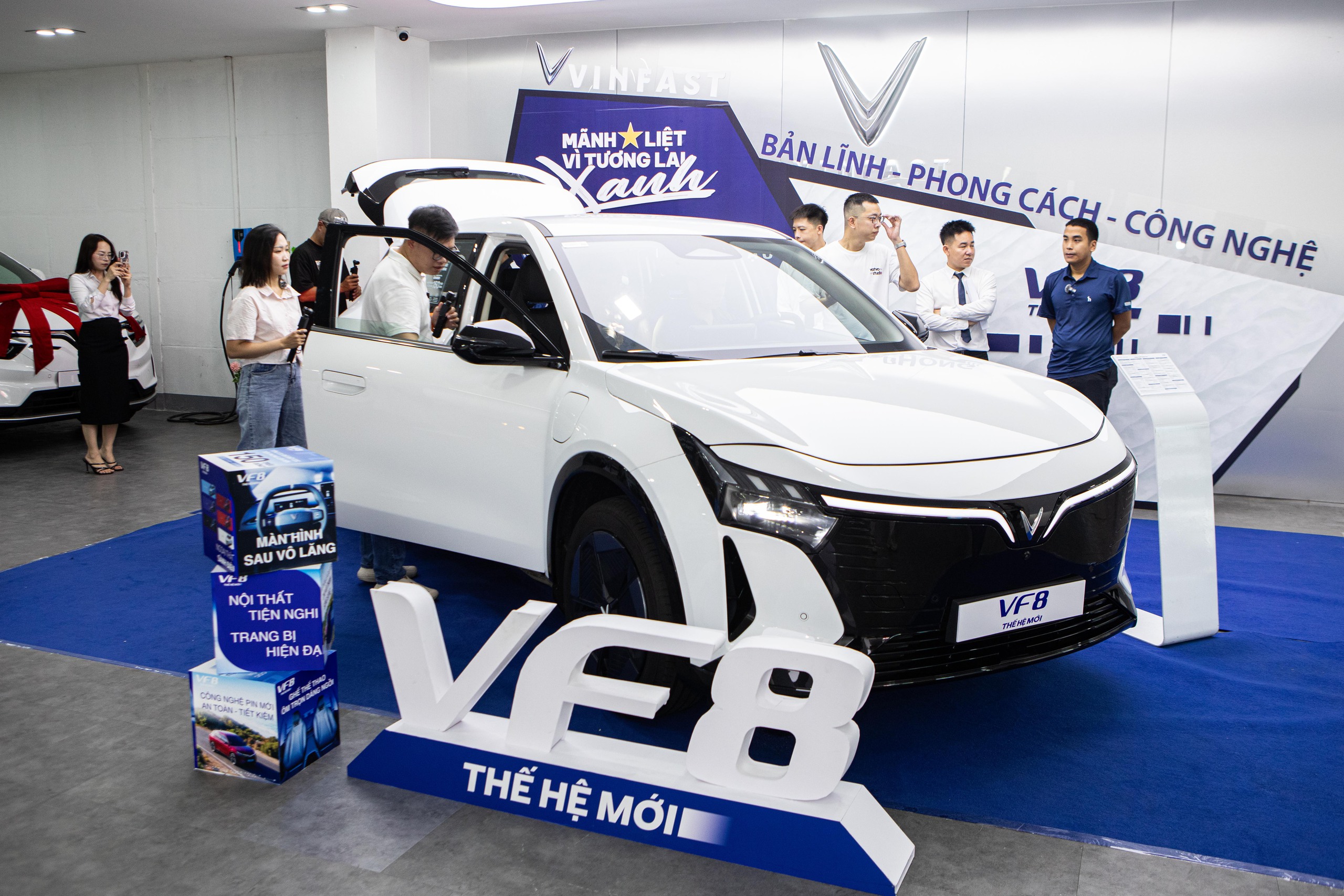 Xem kỹ VinFast VF 8 đời mới vừa về đại lý: Nhiều điểm khác bản cũ, khách vẫn xuống cọc dù chưa thấy xe - Ảnh 23.