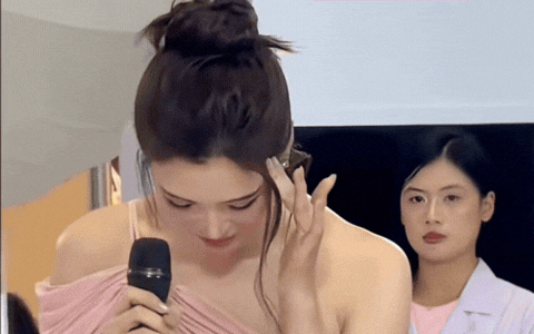 Hoa hậu Tiểu Vy hứng chỉ tr&iacute;ch v&igrave; h&agrave;nh động "lựa lộc như đi chợ" khi c&uacute;ng tổ nghề- Ảnh 3.