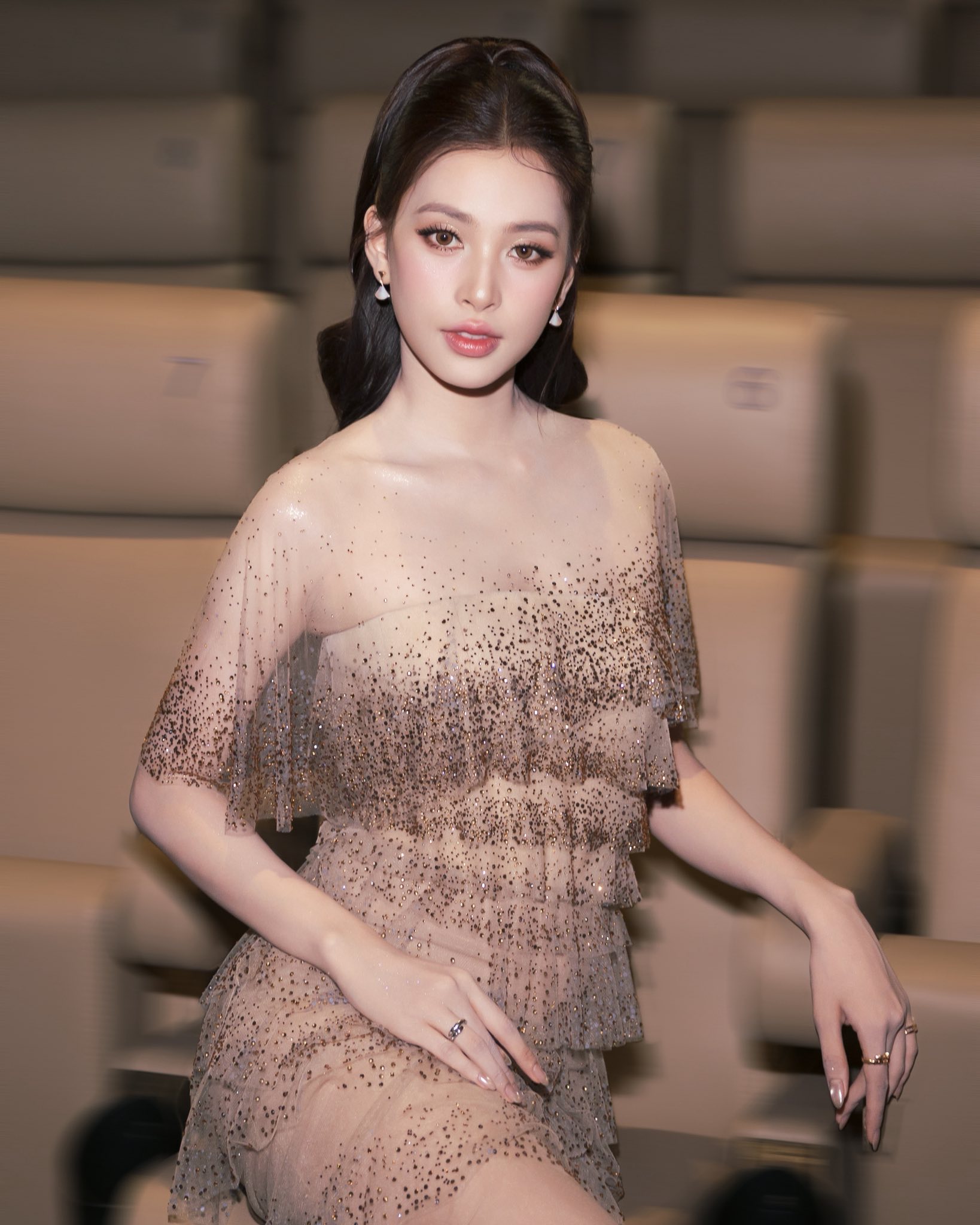 Hoa hậu Tiểu Vy hứng chỉ tr&iacute;ch v&igrave; h&agrave;nh động "lựa lộc như đi chợ" khi c&uacute;ng tổ nghề- Ảnh 4.