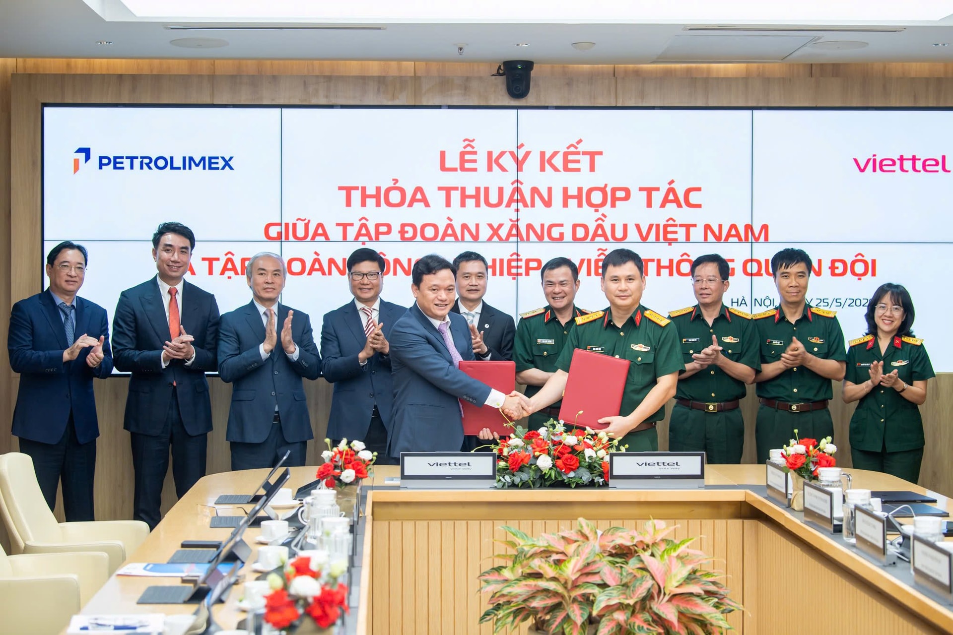 Viettel bắt tay &ocirc;ng lớn xăng dầu "khủng" nhất Việt Nam: Sẽ c&oacute; h&agrave;ng ngh&igrave;n trạm xăng th&ocirc;ng minh thế hệ mới? - Ảnh 2.