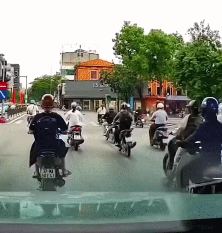 H&agrave; Nội: Sang đường "hồn nhi&ecirc;n", nữ t&agrave;i xế g&acirc;y tai nạn rồi bỏ chạy, c&ocirc;ng an đang truy t&igrave;m - Ảnh 1.