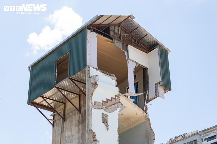 'Nh&agrave; một cột' ch&ecirc;nh v&ecirc;nh giữa đại c&ocirc;ng trường V&agrave;nh đai 2,5 H&agrave; Nội bị ph&aacute; bỏ - Ảnh 4.