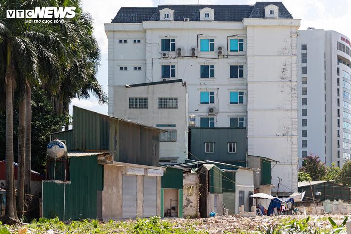 'Nh&agrave; một cột' ch&ecirc;nh v&ecirc;nh giữa đại c&ocirc;ng trường V&agrave;nh đai 2,5 H&agrave; Nội bị ph&aacute; bỏ - Ảnh 12.