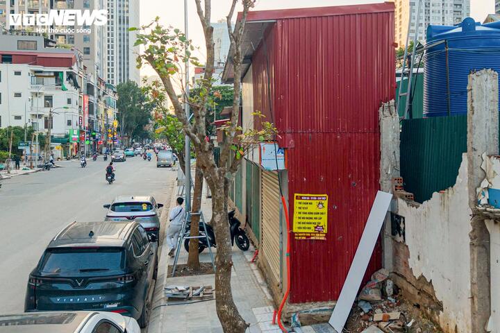 'Nh&agrave; một cột' ch&ecirc;nh v&ecirc;nh giữa đại c&ocirc;ng trường V&agrave;nh đai 2,5 H&agrave; Nội bị ph&aacute; bỏ - Ảnh 13.