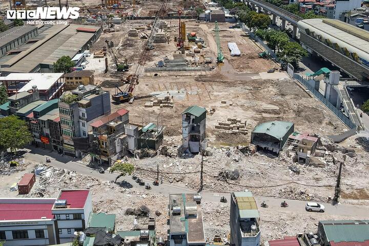 'Nh&agrave; một cột' ch&ecirc;nh v&ecirc;nh giữa đại c&ocirc;ng trường V&agrave;nh đai 2,5 H&agrave; Nội bị ph&aacute; bỏ - Ảnh 3.