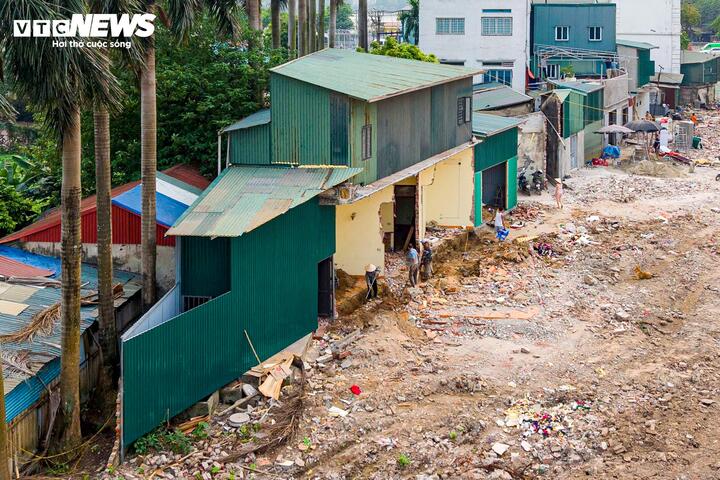 'Nh&agrave; một cột' ch&ecirc;nh v&ecirc;nh giữa đại c&ocirc;ng trường V&agrave;nh đai 2,5 H&agrave; Nội bị ph&aacute; bỏ - Ảnh 11.