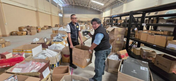 Kiểm tra kho h&agrave;ng: Hơn 500 sản phẩm giả mạo thương hiệu nổi tiếng - Ảnh 3.