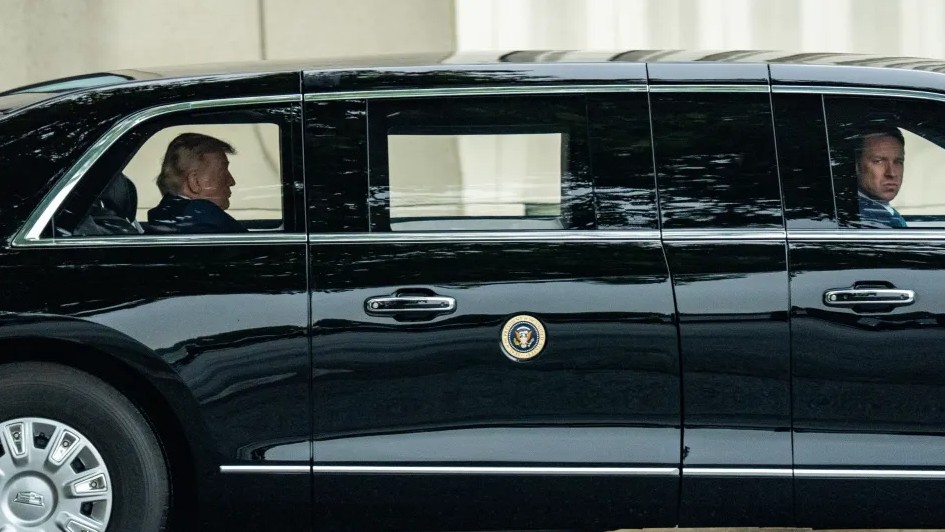 Ông Trump đổi địa điểm họp nội các trước giờ G, đổi thái độ về Uranium: Sắp có thỏa thuận với Iran? - Ảnh 1. Ông Trump đổi địa điểm họp nội các trước giờ G, đổi thái độ về Uranium: Sắp có thỏa thuận với Iran? - Ảnh 1.
