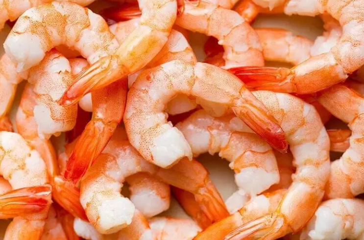 Luộc t&ocirc;m thơm ngon hơn với nước cốt chanh hoặc dầu m&egrave;, t&ocirc;m đỏ au - Ảnh 1.