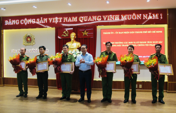 TP . HCM khen thưởng 6 tập thể điều tra vụ nổ s&uacute;ng Bến Th&agrave;nh nhanh ch&oacute;ng - Ảnh 1.