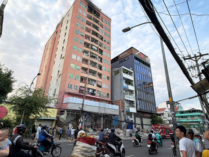 Vụ ch&aacute;y chung cư ở TPHCM: "Kh&ocirc;ng c&oacute; c&aacute;c anh th&igrave; chồng t&ocirc;i cũng chẳng c&ograve;n" - Ảnh 2.