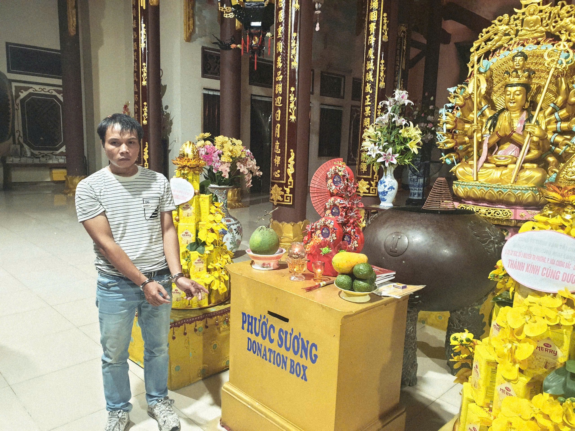 Trộm cắp tiền công đức tại Đà Nẵng: Nghi phạm giả du khách bị bắt giữ - Ảnh 2. Trộm cắp tiền công đức tại Đà Nẵng: Nghi phạm giả du khách bị bắt giữ - Ảnh 2.