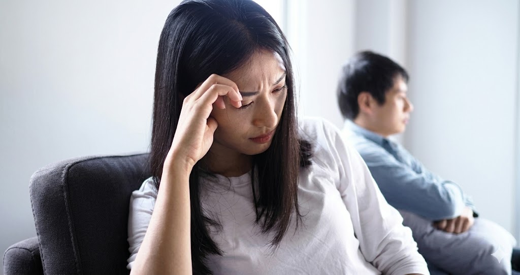 R&uacute;t cạn tiền tiết kiệm mua đất, chồng &acirc;m thầm để mẹ đứng t&ecirc;n sổ đỏ v&agrave; pha "lật k&egrave;o" ph&uacute;t 89 của người vợ - Ảnh 1.