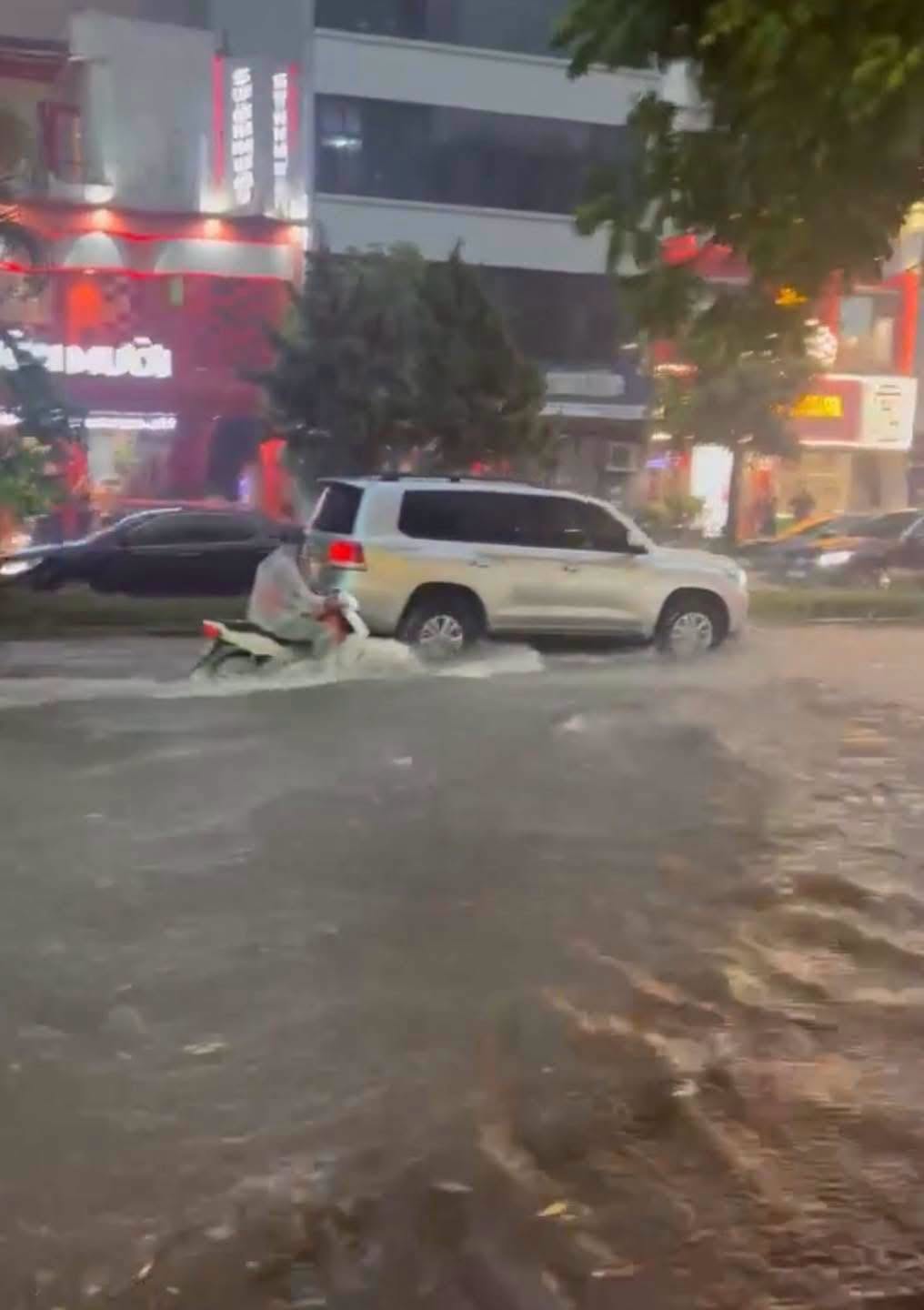 Ảnh, clip: Hà Nội tối đen vì mưa lớn, sấm chớp sáng rực bầu trời khiến ai nấy giật mình - Ảnh 21.