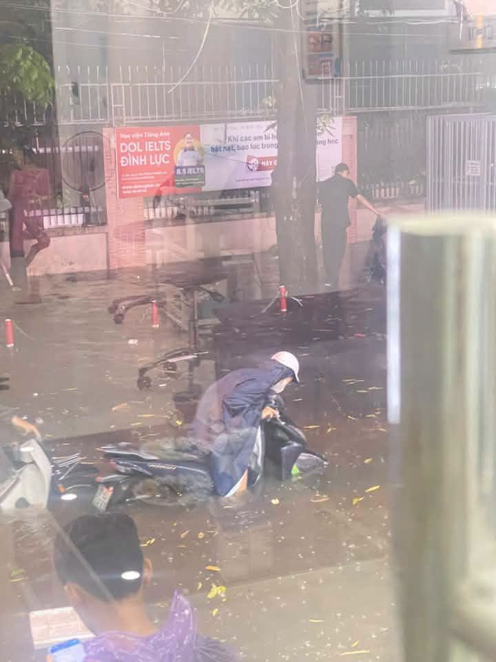 Ảnh, clip: Hà Nội tối đen vì mưa lớn, sấm chớp sáng rực bầu trời khiến ai nấy giật mình - Ảnh 19.