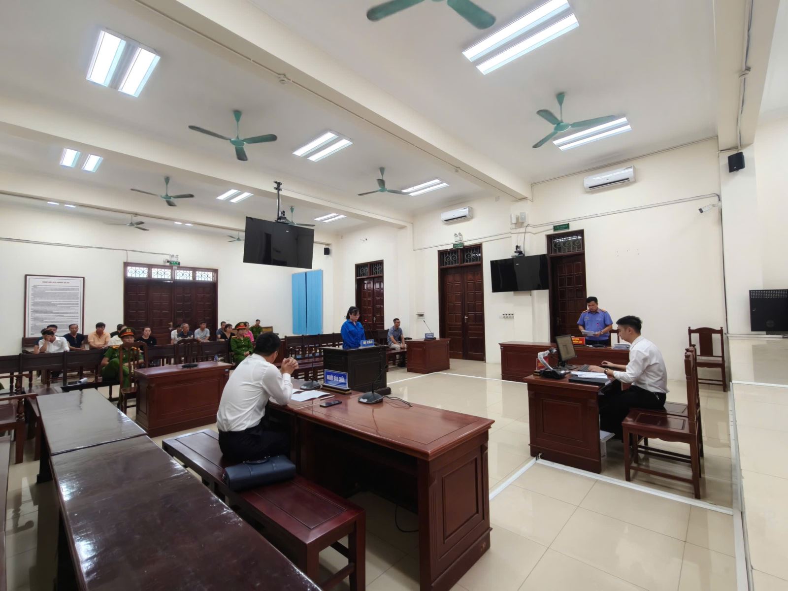 Nguyễn Thị Giang lĩnh án 15 năm tù vì Tham ô tài sản hơn 9 tỷ đồng - Ảnh 1. Nguyễn Thị Giang lĩnh án 15 năm tù vì Tham ô tài sản hơn 9 tỷ đồng - Ảnh 1.