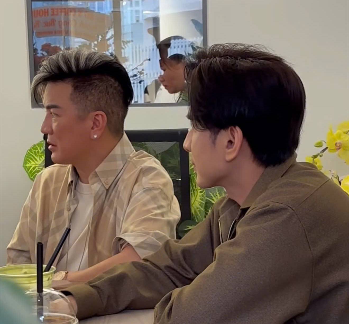 2 ca sĩ đ&igrave;nh đ&aacute;m một thời giờ đi b&aacute;n cafe gặp nhau, 1 người n&oacute;i: "Xưa &iacute;t thấy ca sĩ, giờ như c&aacute; ngo&agrave;i chợ" - Ảnh 1.