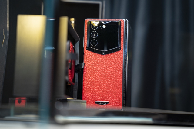 Sắp lộ diện đại gia Việt đầu ti&ecirc;n mua smartphone "qu&yacute; tộc" gi&aacute; 219 triệu đồng! - Ảnh 1.