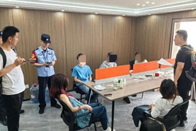 Đột k&iacute;ch căn hộ lừa đảo ng&acirc;n h&agrave;ng: Sinh vi&ecirc;n bị lợi dụng - Ảnh 1.