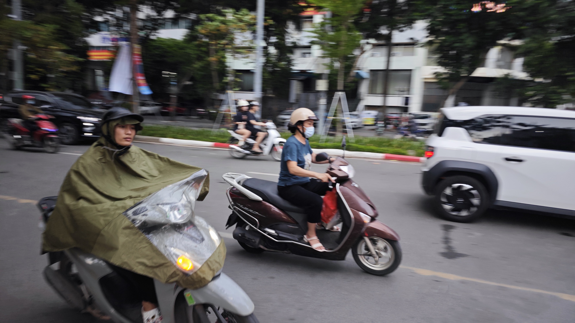 Bầu trời Hà Nội ngay lúc này: Người dân chuẩn bị Ảnh, clip: Hà Nội tối đen vì mưa lớn, sấm chớp sáng rực bầu trời khiến ai nấy giật mình - Ảnh 4.