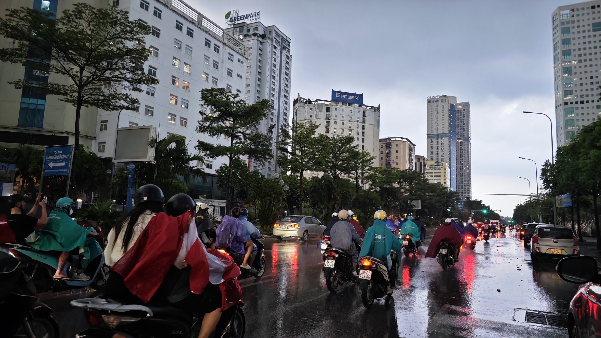 Ảnh, clip: Hà Nội tối đen vì mưa lớn, sấm chớp sáng rực bầu trời khiến ai nấy giật mình - Ảnh 14.