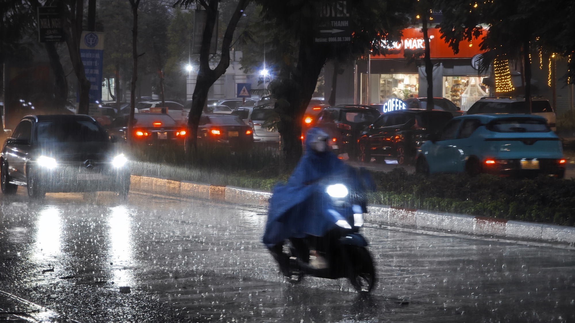Ảnh, clip: Hà Nội tối đen vì mưa lớn, sấm chớp sáng rực bầu trời khiến ai nấy giật mình - Ảnh 17.