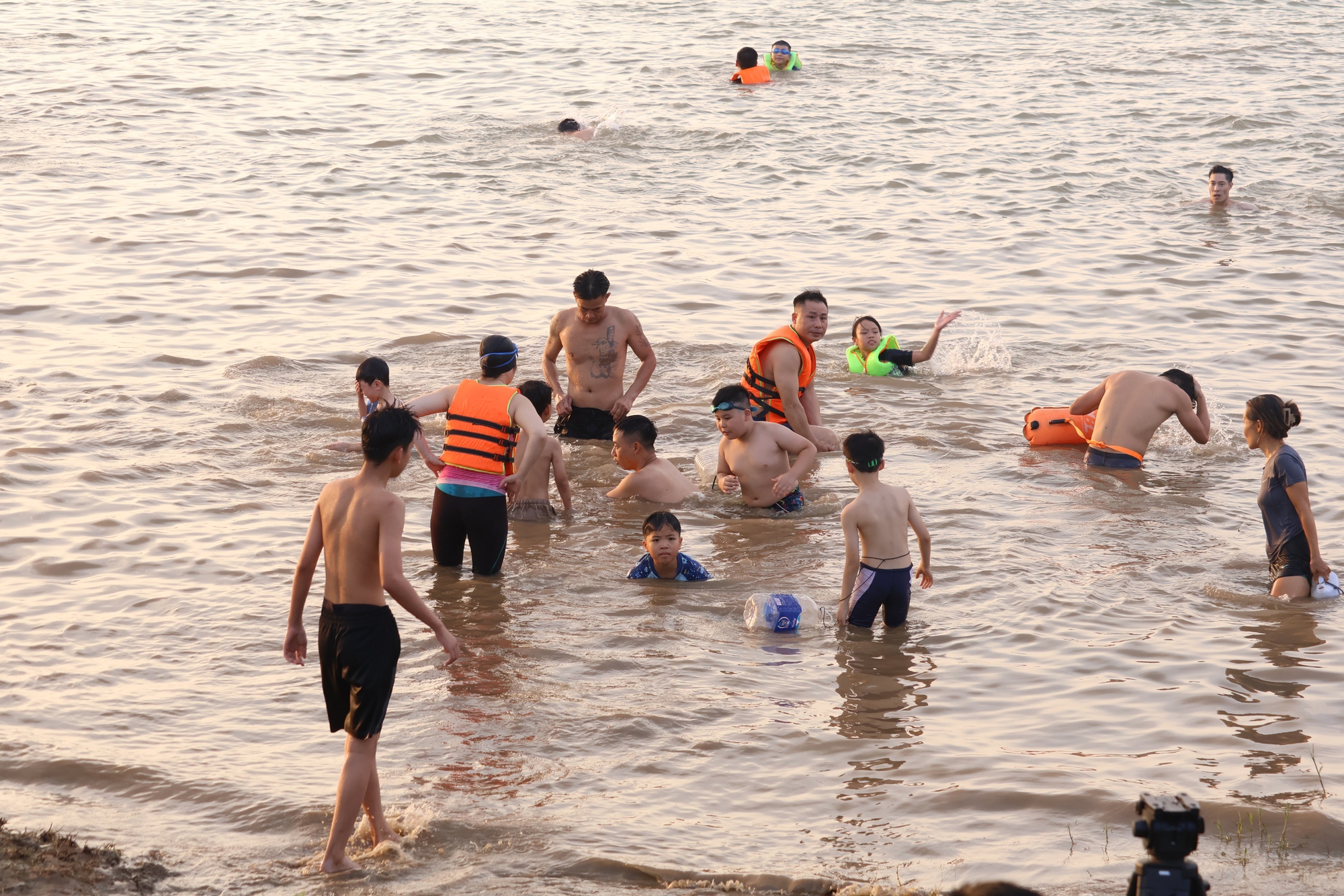 Hà Nội nắng nóng 2026 , người dân đổ ra sông Hồng và Hồ Tây giải nhiệt - Ảnh 1. Hà Nội nắng nóng 2026 , người dân đổ ra sông Hồng và Hồ Tây giải nhiệt - Ảnh 1.
