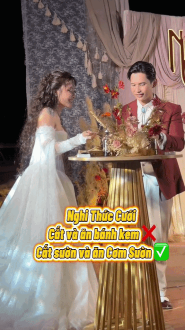 Cô dâu, chú rể thay nghi thức cắt bánh kem bằng ăn cơm tấm sườn nướng ngay trên sân khấu cưới: Bất ngờ danh tính 2 nhân vật chính- Ảnh 2. Cô dâu, chú rể thay nghi thức cắt bánh kem bằng ăn cơm tấm sườn nướng ngay trên sân khấu cưới: Bất ngờ danh tính 2 nhân vật chính- Ảnh 2.
