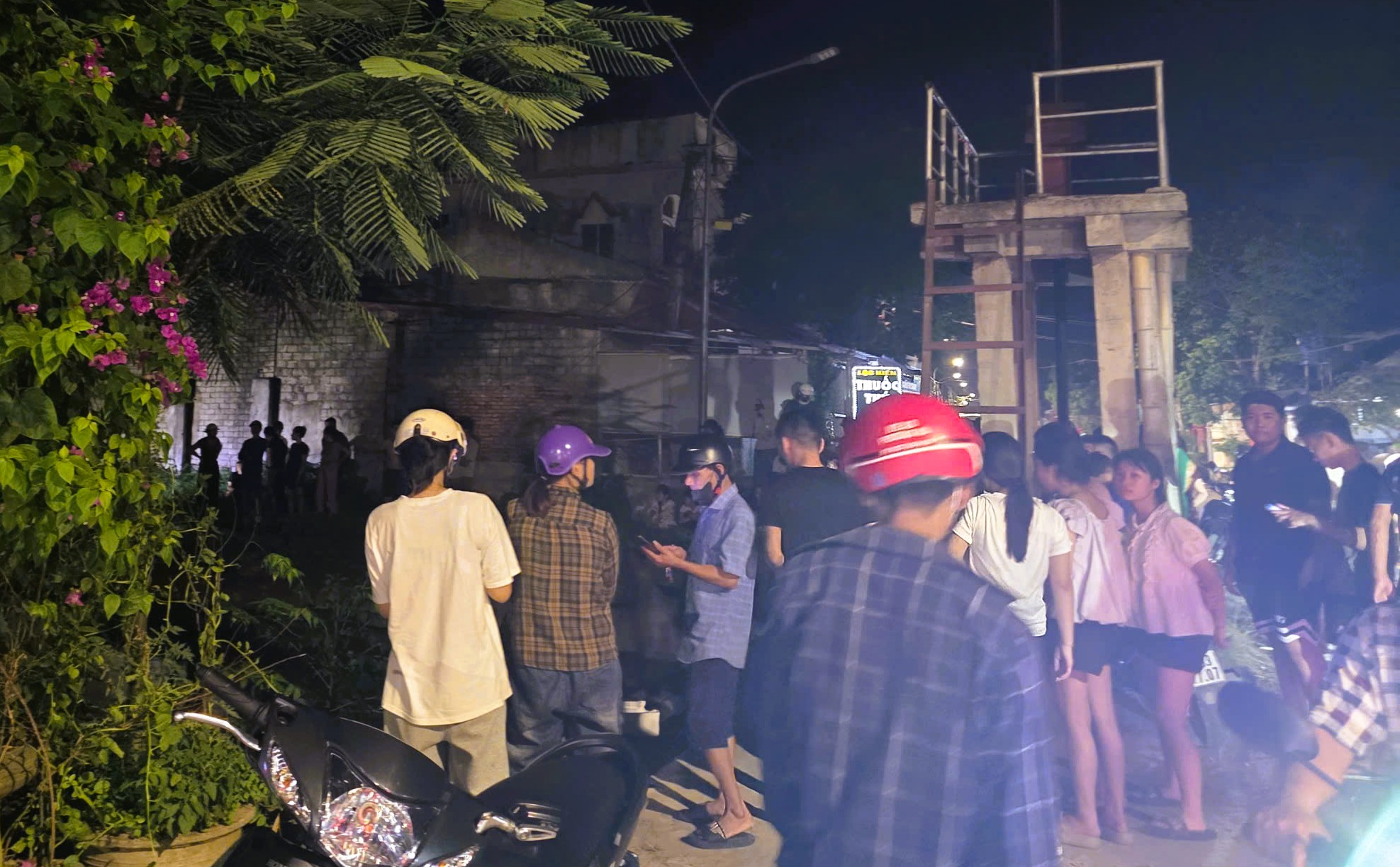 Phát hiện thi thể bé gái 8 tuổi trôi trên dòng kênh - Ảnh 1.