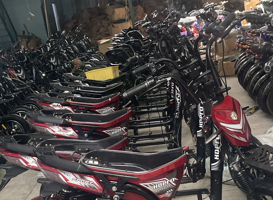 CSGT TPHCM tạm giữ 216 xe điện, xử phạt hơn 1.200 trường hợp vi phạm giao thông - Ảnh 1.