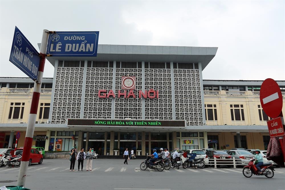 Vingroup của tỷ ph&uacute; Phạm Nhật Vượng đề xuất dời tuyến đường sắt từ ga H&agrave; Nội đến Ngọc Hồi - Ảnh 1.