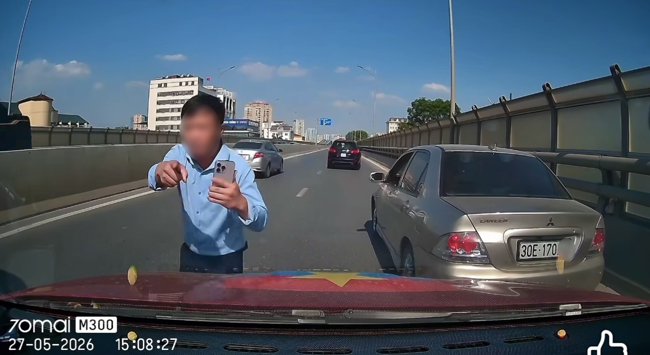 Hà Nội: Danh tính tài xế ô tô tạt đầu xe khác, còn xuống mắng chửi người đi phía sau   - Ảnh 1.