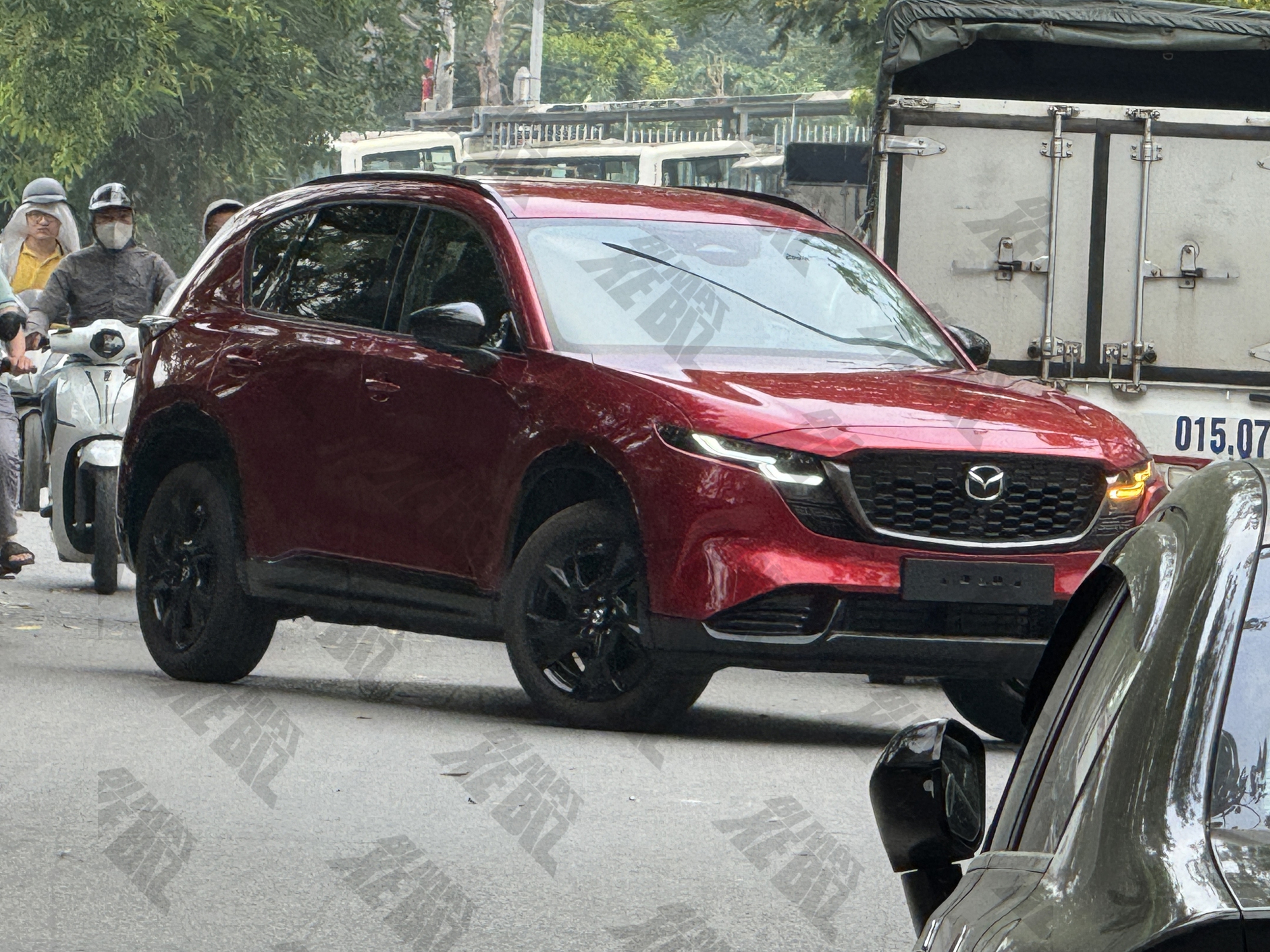 Mazda CX-5 thế hệ mới xuất hiện tại Hà Nội, cho thấy ngày ra mắt không còn xa, thiết kế giống hệt xe nhập Nhật- Ảnh 2. Mazda CX-5 thế hệ mới xuất hiện tại Hà Nội, cho thấy ngày ra mắt không còn xa, thiết kế giống hệt xe nhập Nhật- Ảnh 2.