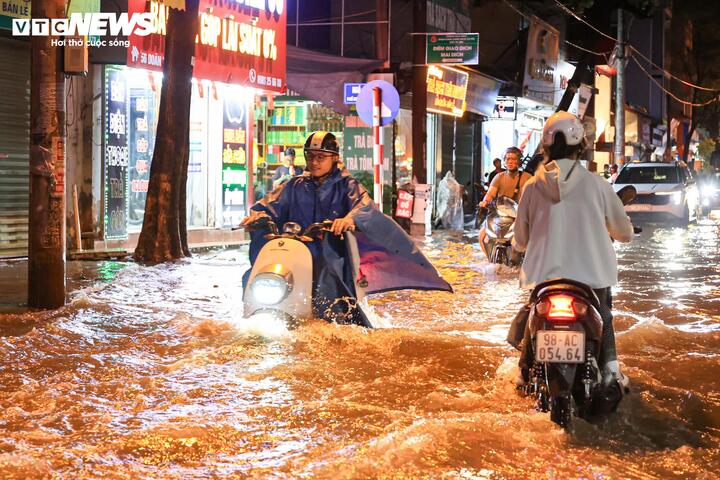 Hà Nội hứng mưa lớn chiều nay: Nguy cơ ngập úng và dông lốc - Ảnh 1.