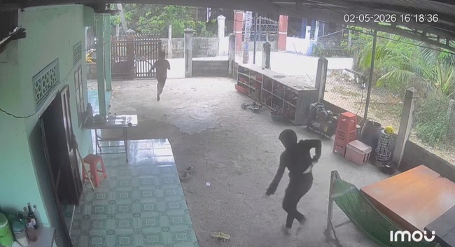 CLIP: T&aacute;o tợn v&agrave;o s&acirc;n trộm xe, r&uacute;t hung kh&iacute; đe doạ chủ nh&agrave; - Ảnh 1.
