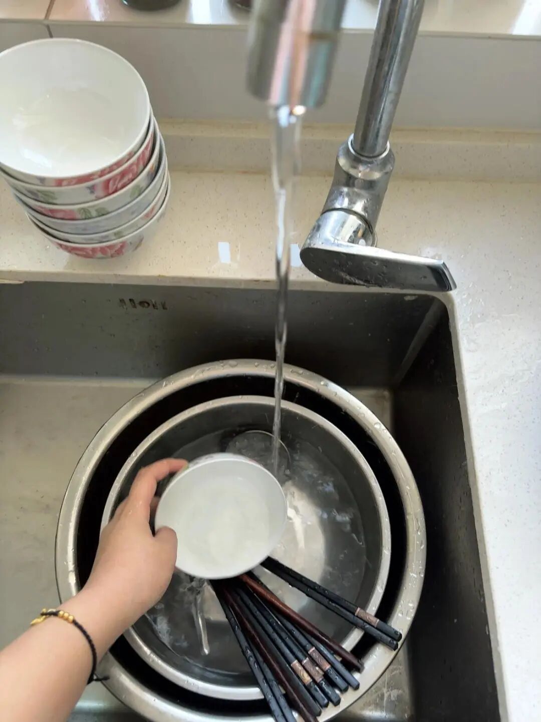 Kh&ocirc;ng cần sửa bếp: 8 th&oacute;i quen nhỏ gi&uacute;p căn bếp lu&ocirc;n sạch v&agrave; tiết kiệm thời gian - Ảnh 4.