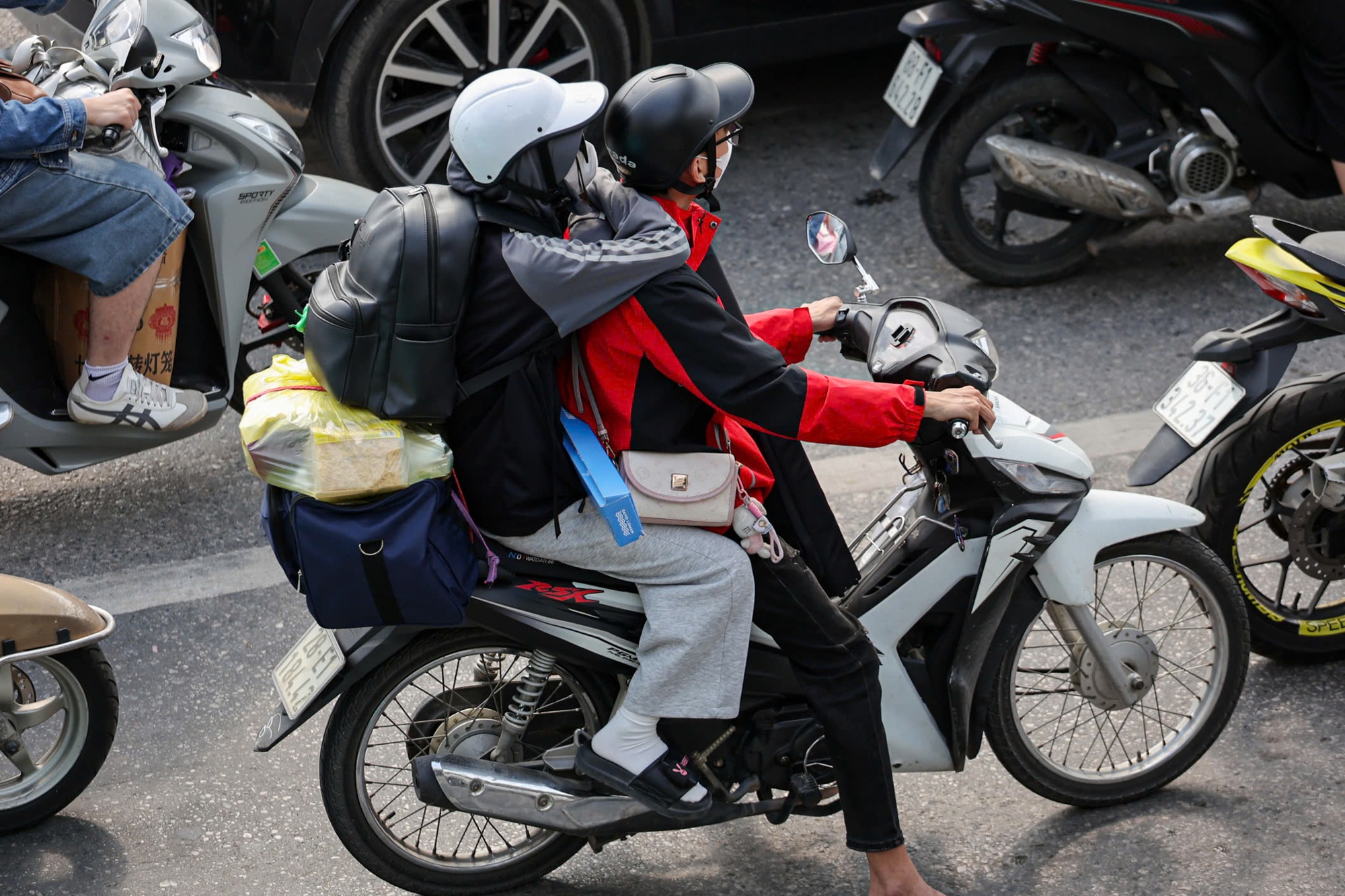 Bất ngờ khi H&agrave; Nội kh&ocirc;ng &ugrave;n tắc giao th&ocirc;ng ng&agrave;y cuối nghỉ lễ 30 - 4 - Ảnh 8.