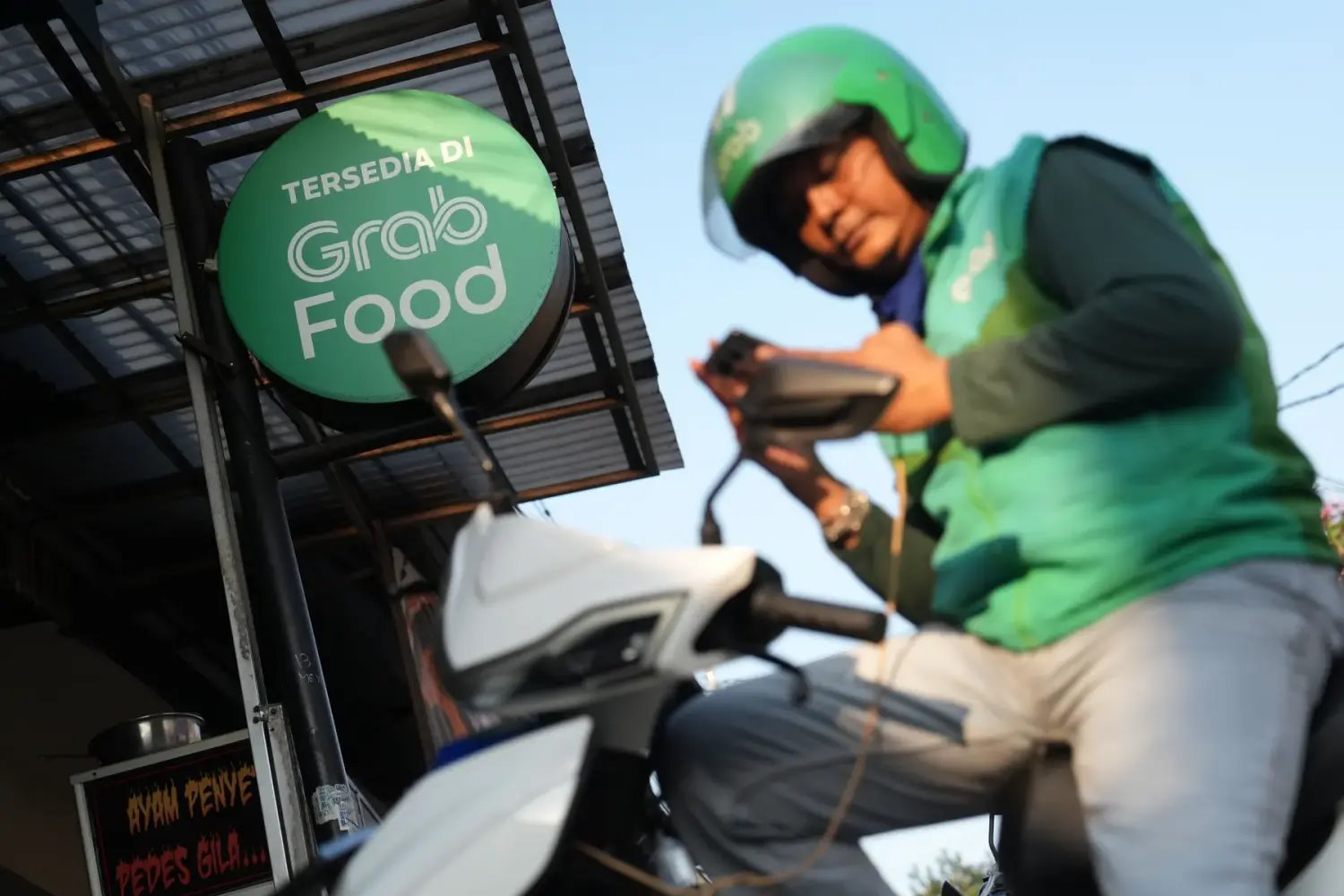 Cho rằng Grab thu ph&iacute; nền tảng qu&aacute; cao, l&aacute;ng giềng Việt Nam bắt giảm hơn một nửa, th&ecirc;m bảo hiểm cho t&agrave;i xế - Ảnh 1.