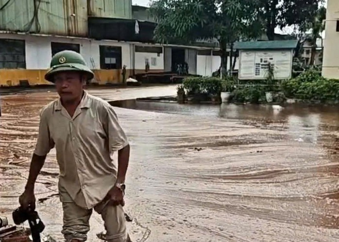 S&eacute;t đ&aacute;nh tr&uacute;ng nh&agrave; m&aacute;y đường, gần 2.000 tấn mật tr&agrave;n ra ngo&agrave;i - Ảnh 1.