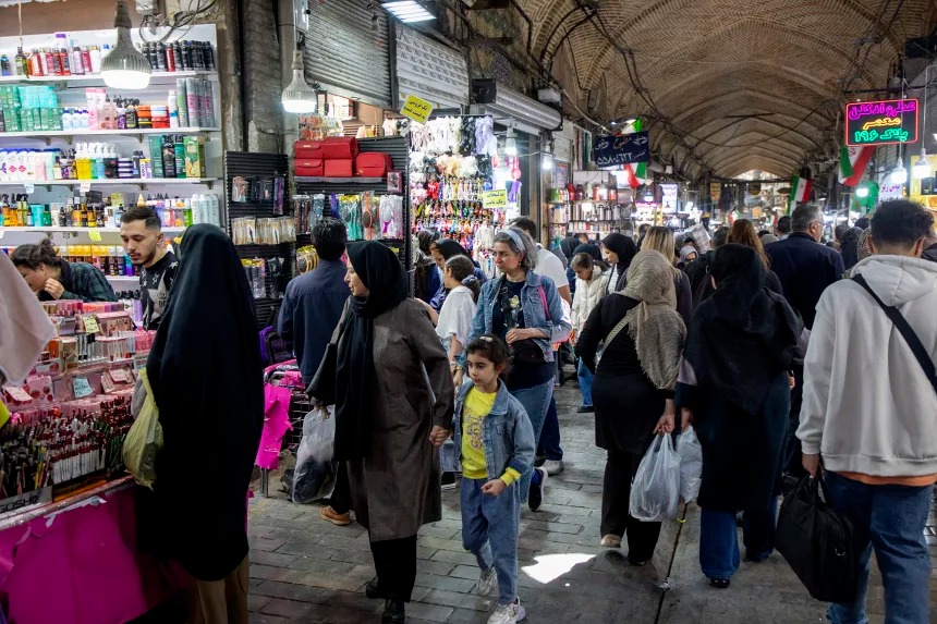 &Aacute;p lực bủa v&acirc;y Tổng thống Mỹ Donald Trump, Iran c&oacute; thể đợi đến bao giờ? - Ảnh 3.