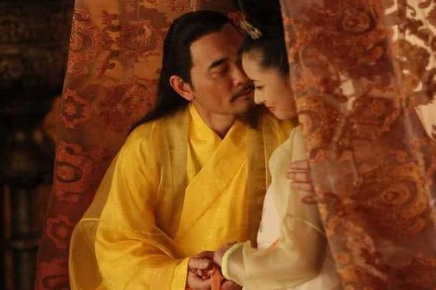 Hoàng đế vừa sủng ái phi tần, thái giám lập tức 