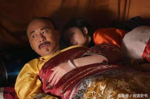 Hoàng đế vừa sủng ái phi tần, thái giám lập tức 