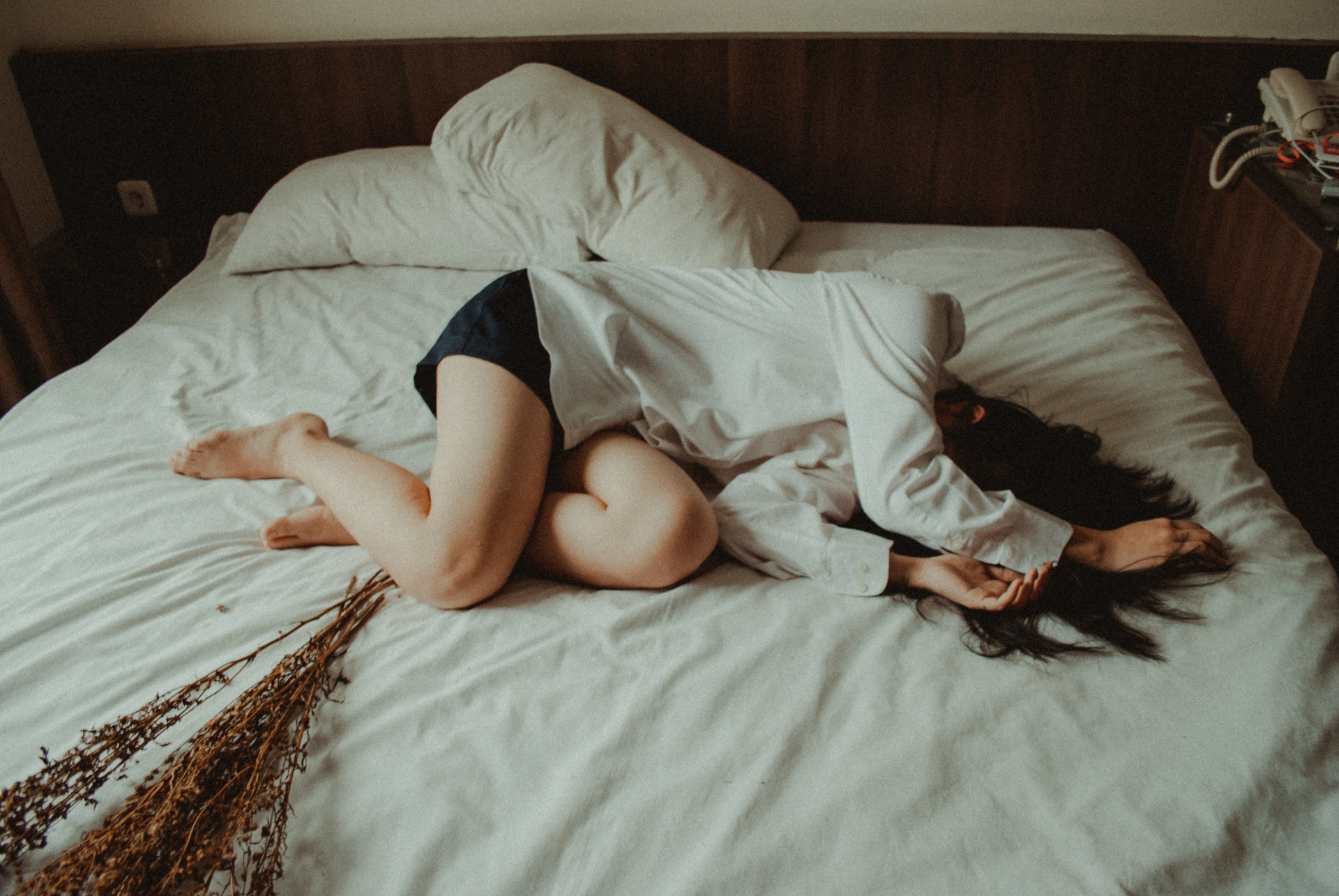 Dì bắt cháu gái và bạn trai quan hệ rồi dùng điện thoại ghi lại - Ảnh 2.