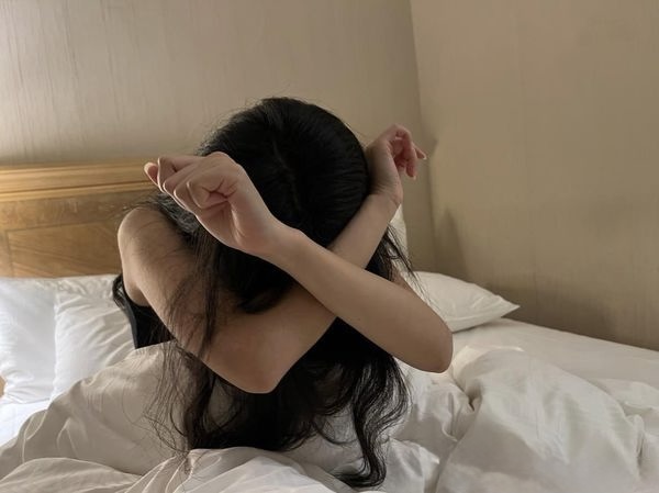 Dì bắt cháu gái và bạn trai quan hệ rồi dùng điện thoại ghi lại - Ảnh 3.