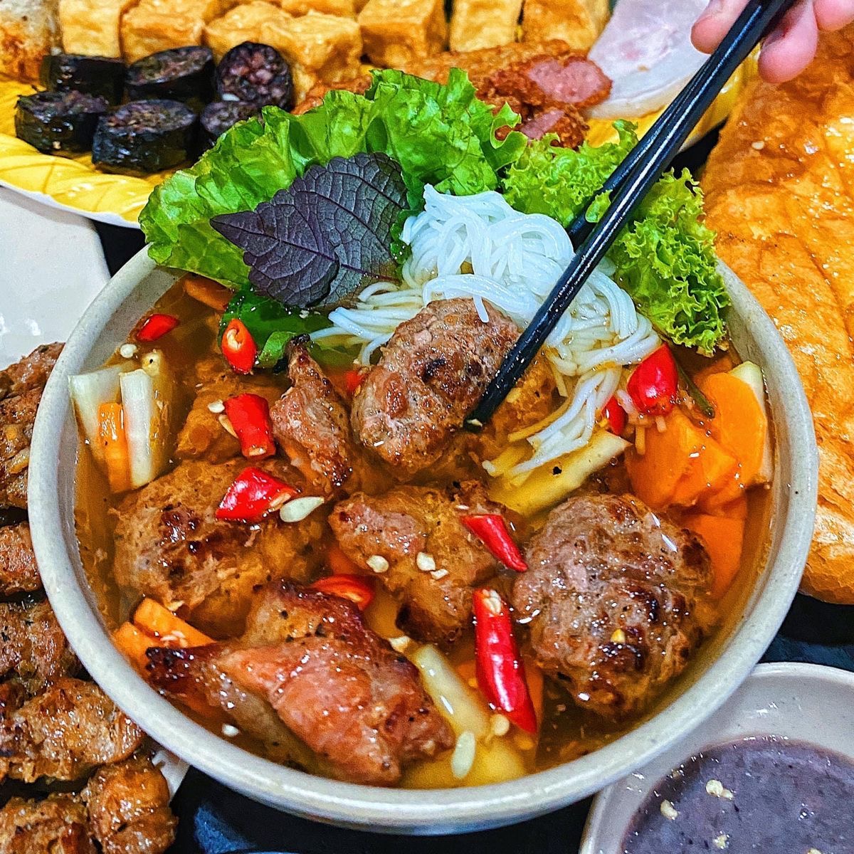 Nữ du kh&aacute;ch lạy chủ qu&aacute;n sau khi thưởng thức b&uacute;n chả H&agrave; Nội qu&aacute; ngon - Ảnh 7.