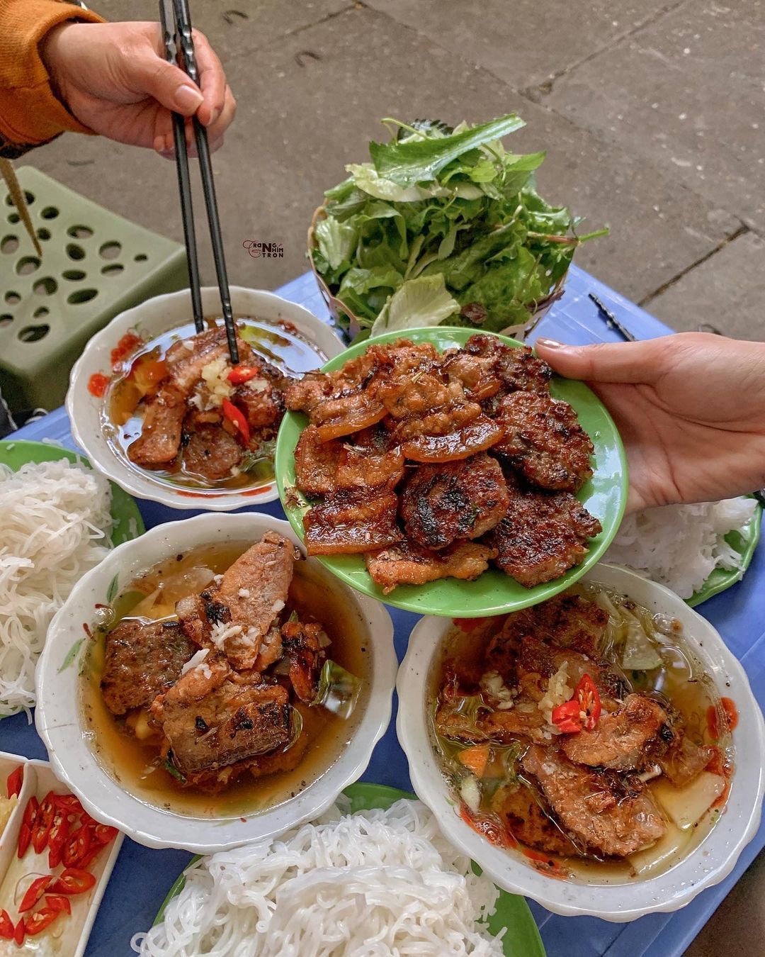 Nữ du kh&aacute;ch lạy chủ qu&aacute;n sau khi thưởng thức b&uacute;n chả H&agrave; Nội qu&aacute; ngon - Ảnh 6.