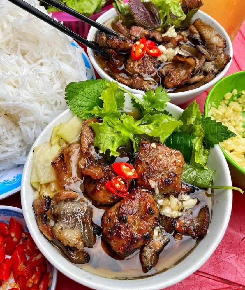 Nữ du kh&aacute;ch lạy chủ qu&aacute;n sau khi thưởng thức b&uacute;n chả H&agrave; Nội qu&aacute; ngon - Ảnh 4.
